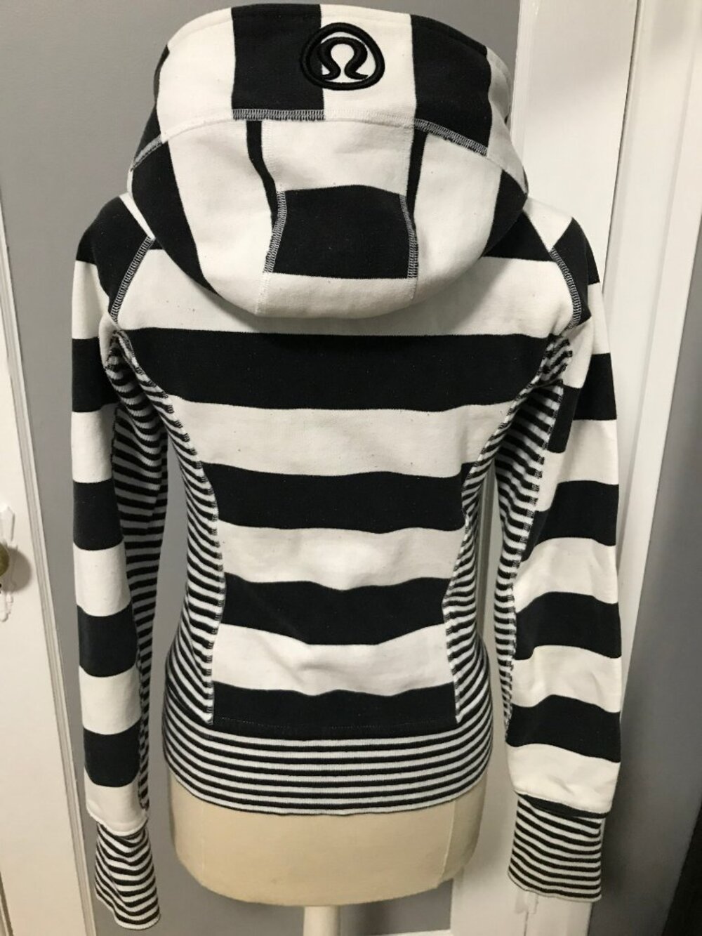 Lululemon Black & White Striped Scuba Hoodie size 6 *READ* - Picture 2 of 7